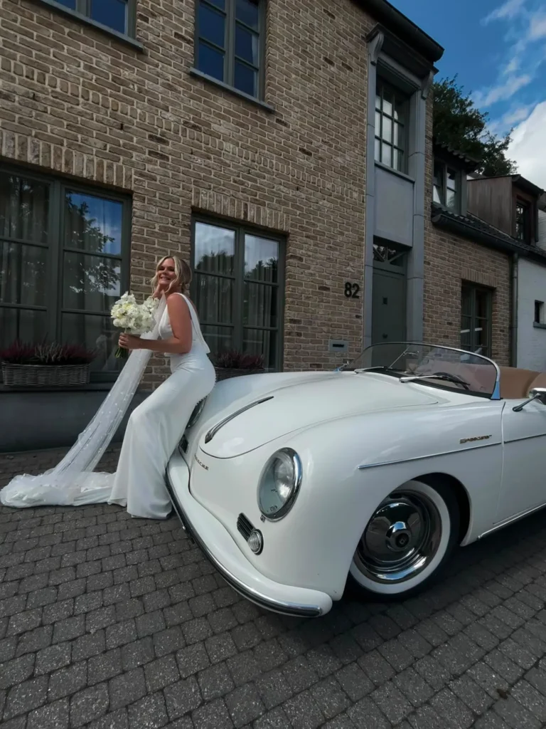 Caro, klant van Focus-On, als bruid bij een witte oldtimer