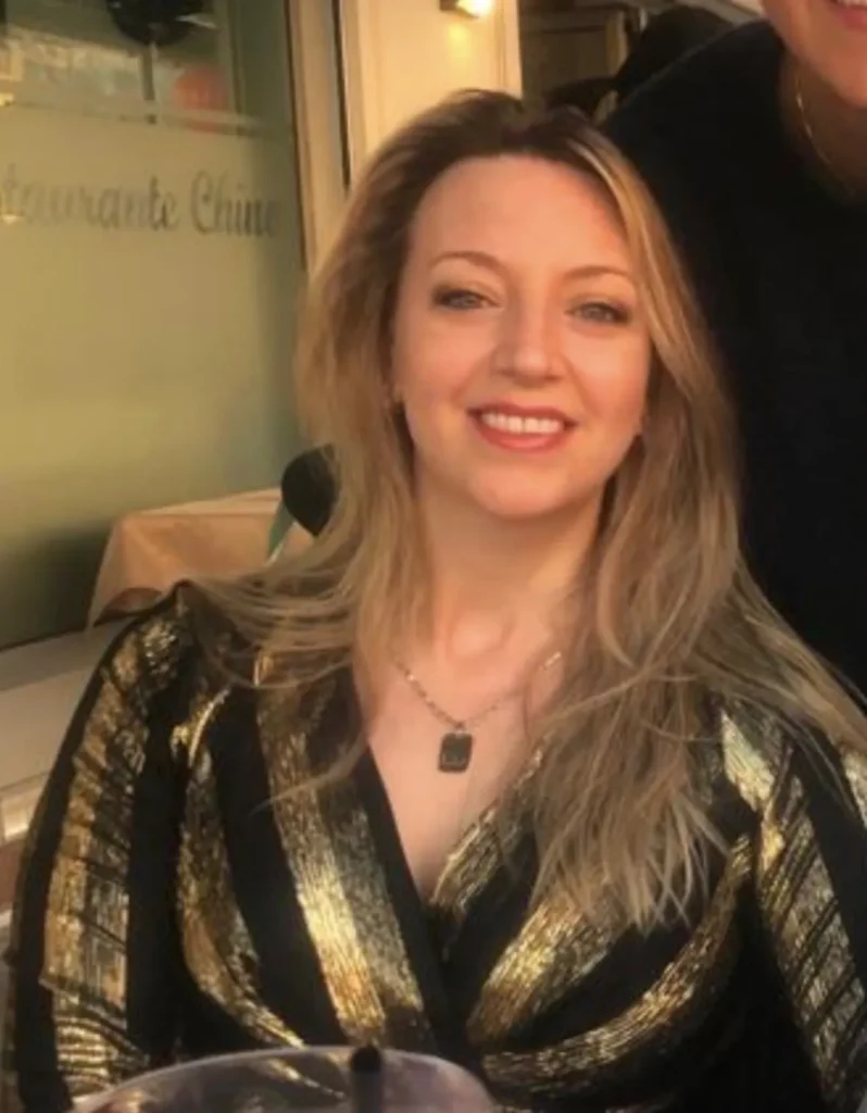 Isabelle, klant van Focus-On, lachend aan tafel
