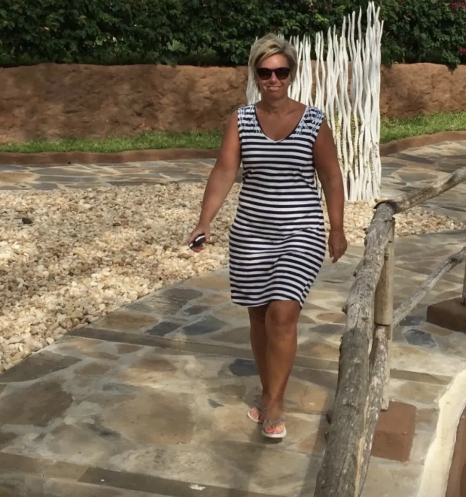 Nancy, klant van Focus-On, wandelend in een gestreepte jurk