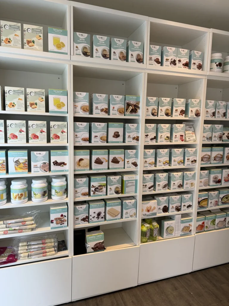 Rekken met voedingsproducten in de winkel van Focus-On