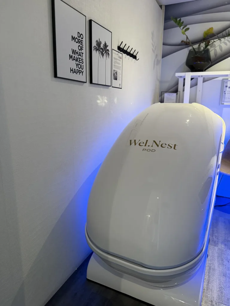 Wel.Nest-capsule in een lichte behandelruimte